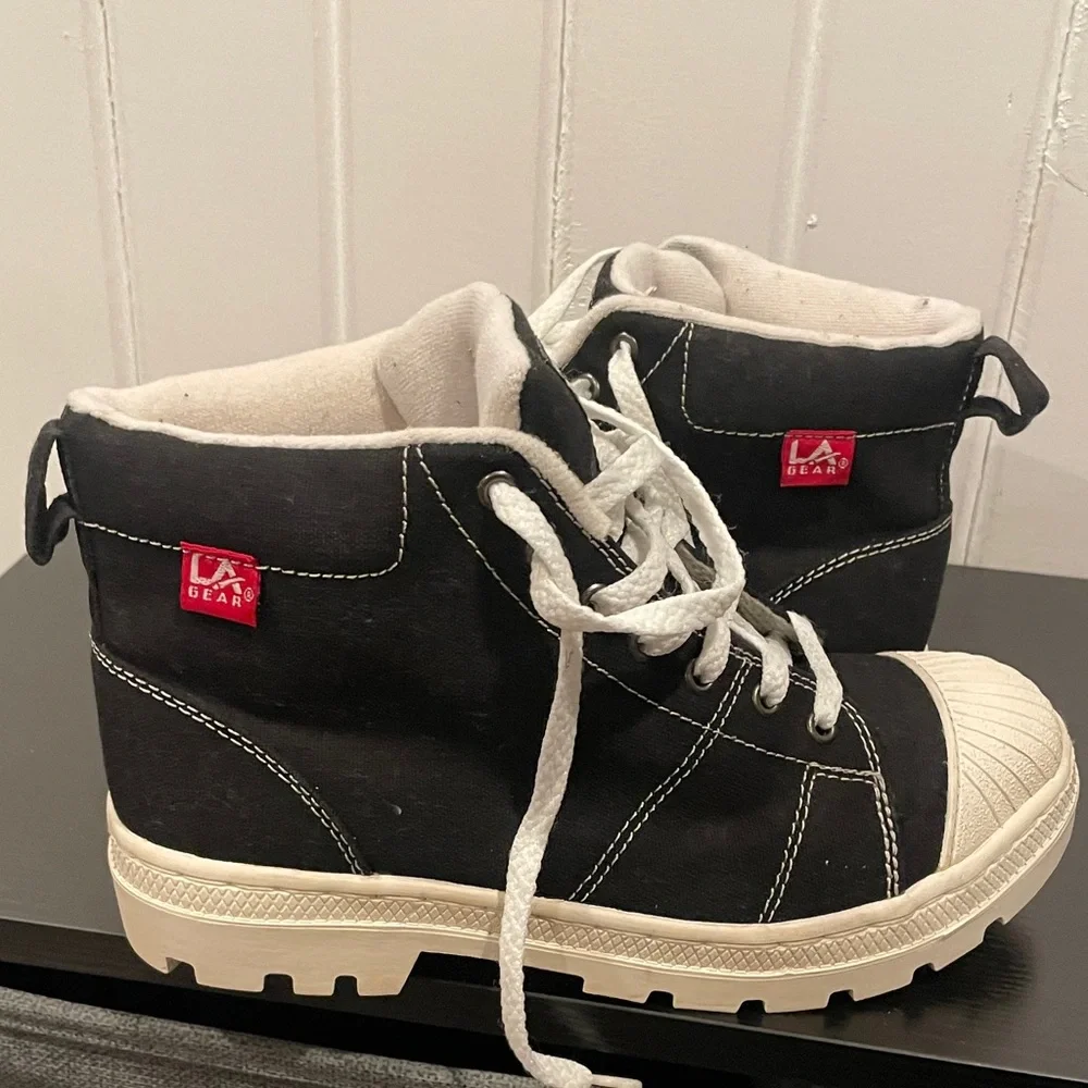 LA Gear Women’s Black High- Top Canvas Sneakers size 7.5